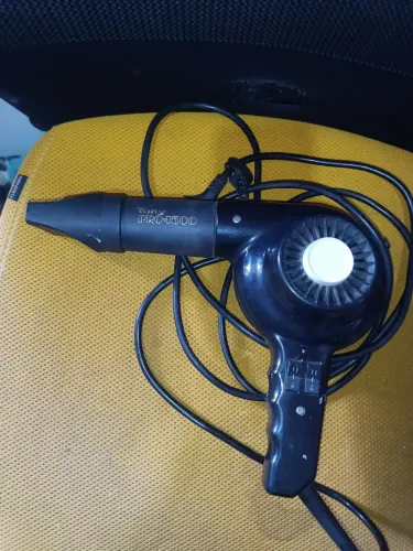 Secador de cabelo funcionando perfeitamente.