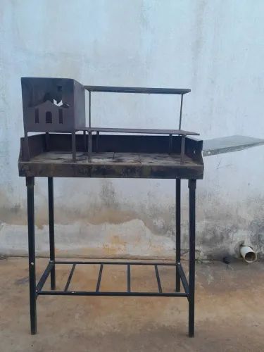 Churrasqueira de parrilla fácil de transportar e excelente pro seu churrasco.