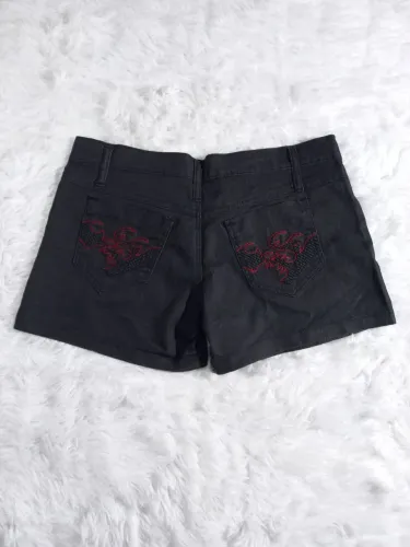 Short Preto Com Bordado no Bolso Traseiro Feminino M