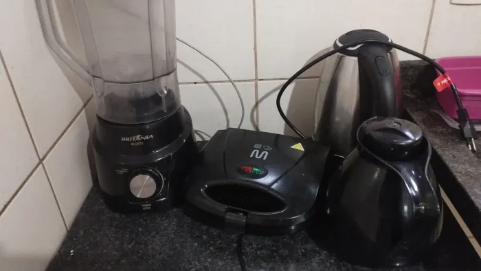 Vendo liquidificador, sanduicheira, chaleira elétrica e garrafa térmica.