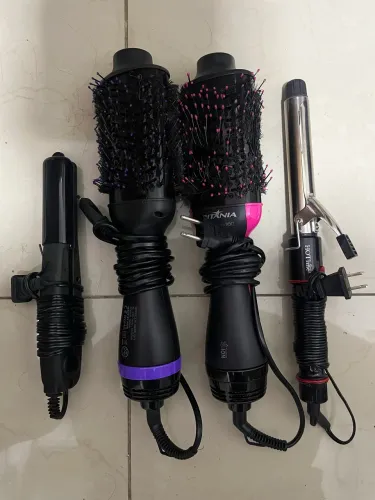 Duas escovas secadoras, babyliss e chapinha