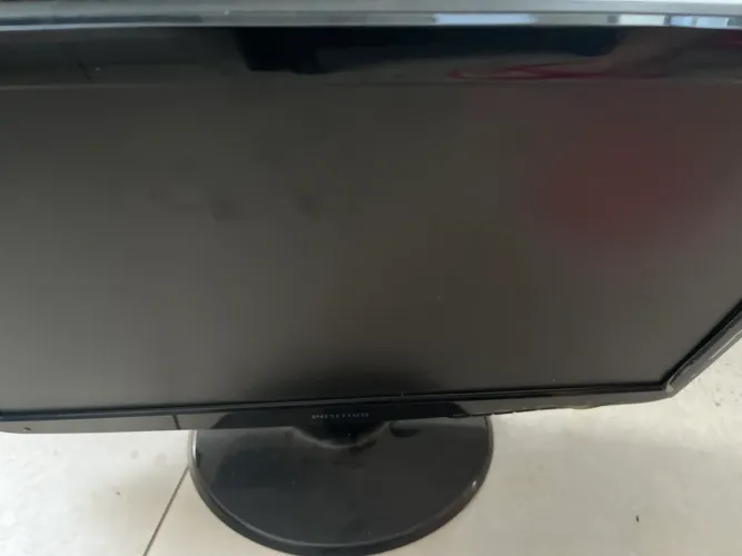 Monitor e teclado e cadeira giratória