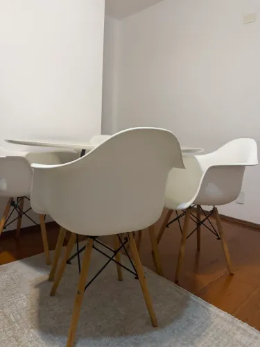 Mesa com 4 cadeiras branca