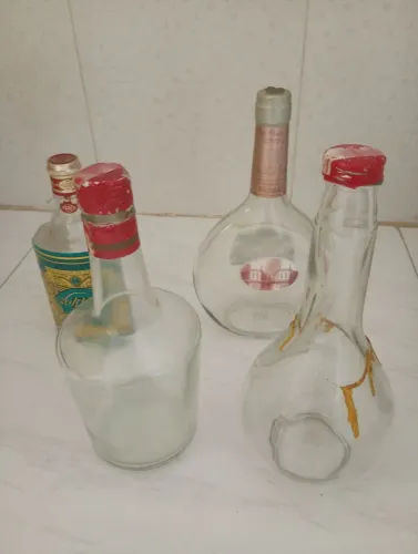 Garrafas antigas de licores ou vinhos 