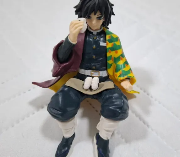 Figure sentada Giyu Tomioka - demon slayer