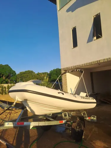 Bote rígido, motor e carreta(Nunca foi para a água)