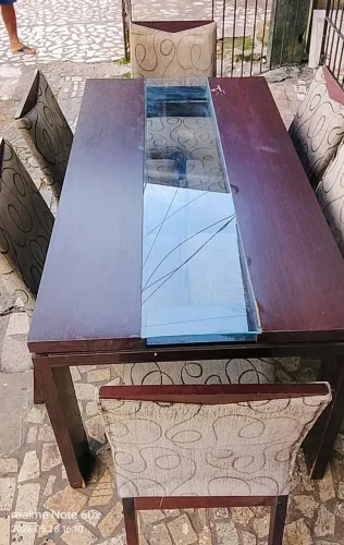 Conjunto de mesa com seis cadeiras