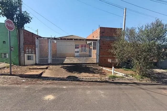 Casa 2 Quartos, Quintal e Garagem em Lins, SP