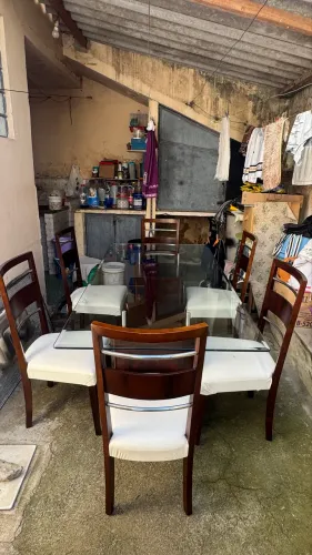 Mesa de Jantar com 6 cadeiras maciça