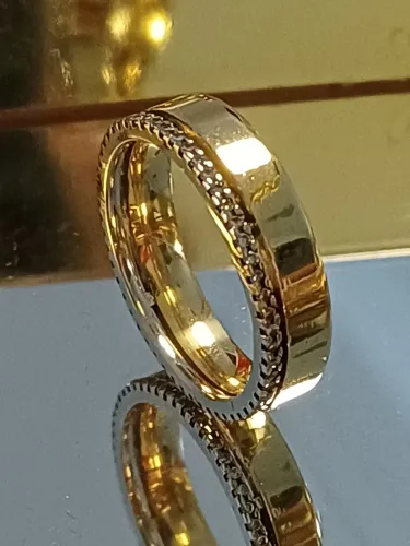 Aliança bicolor em ouro 18k com brilhantes