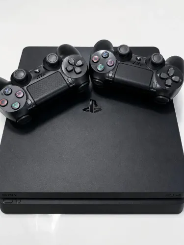PS4 Slim 1TB + 2 Controles Originais + 4 Jogos