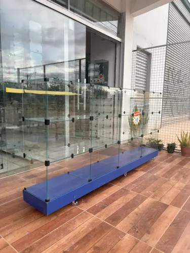 Balcão de vidro usado com rodinha