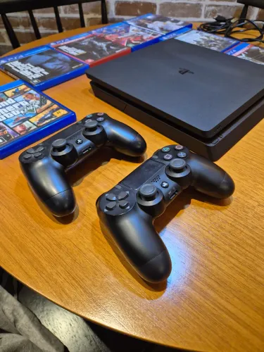 PLAYSTATION 4 SLIM 500GB + 2 CONTROLES + 7 JOGOS