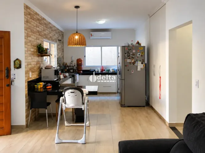 Casa com 3 quartos sendo 1 suíte disponível para venda no bairro Cidade Jardim em Uberlând