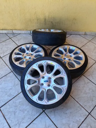 Rodas Ecosport Titanium aro 17 4x108 Sem uso, Pneus 195/40/17 como nas fotos,  Aceito Troc