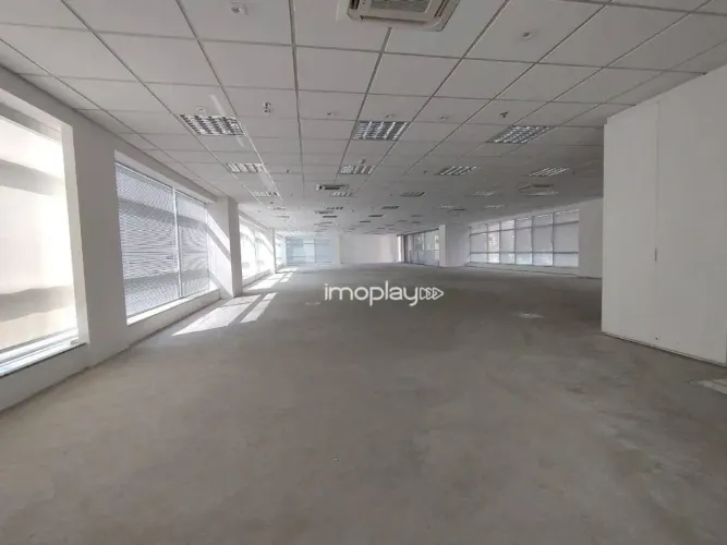 Sala comercial de 378m² com 9 vagas de garagem, vão livre e ar condicionado.