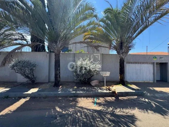 Casa com 3 dormitórios para alugar, 215 m² por R$ 5.500/mês - Jardim Ana Paula - Anápolis/