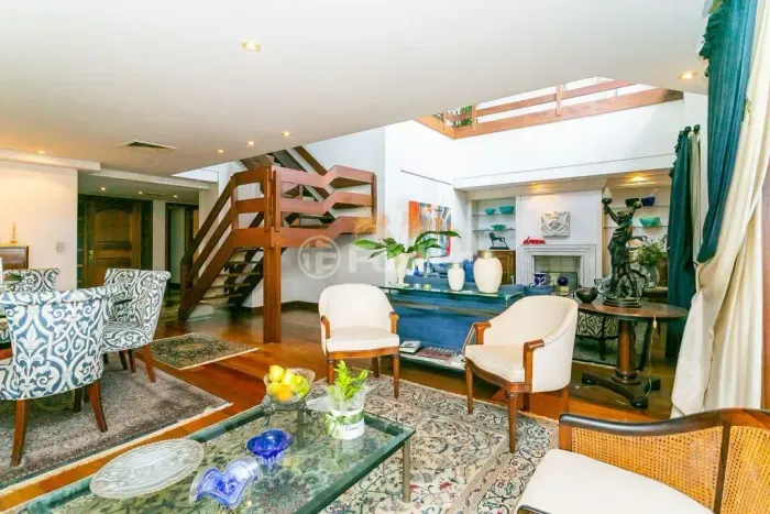 Duplex para venda tem 604 metros quadrados com 5 quartos em Rio Branco - Porto Alegre - RS
