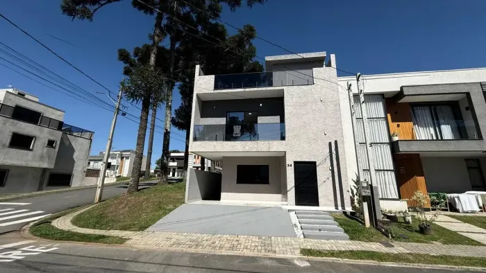 Residência tríplex de 140m² útil com 3 quartos sendo 1 suíte c/ closet -  Umbará - Curitib