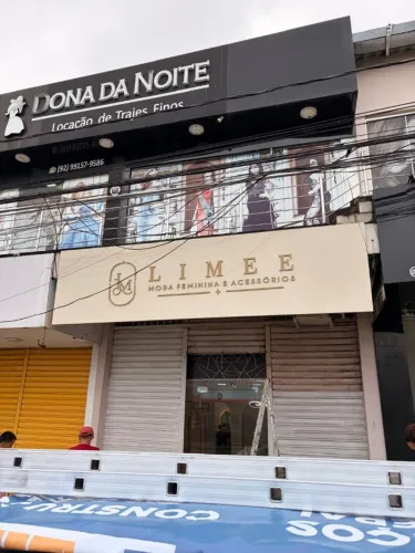 fachada em acm com letreiro