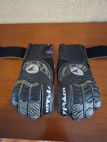 Par de luvas goleiro futebol de campo Poker Shield , tamanho 8 , cor preto e branco.