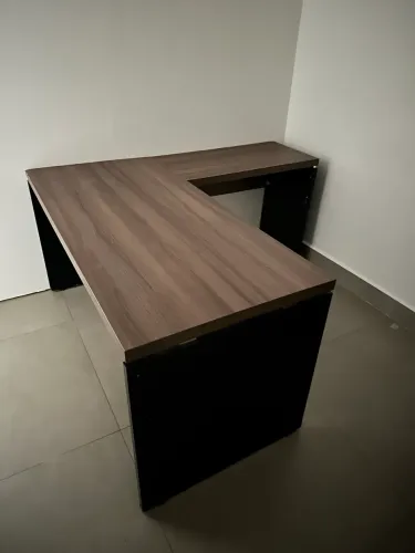 Mesa de Escritório em L - Moderna, Espaçosa e em Ótimo Estado
