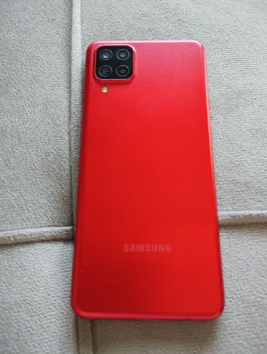 Vendo um celular Galaxy A12 uma única dona em ótimo estado no valor de r$ 700