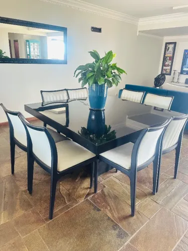 Sala de jantar com 8 cadeiras