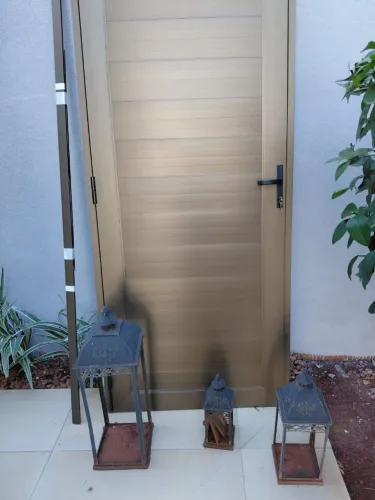 Porta alumínio vendo ou troco por tenda reforçada