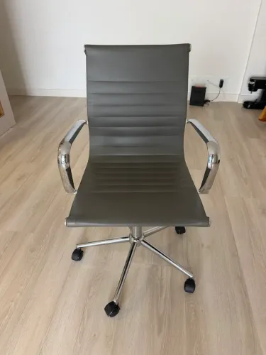 Cadeira Diretor Premium Cinza em Courino - Base Cromada