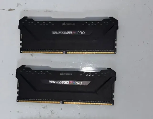 Memórias - Corsair Vengeance RGB Pro DDR4 64GB