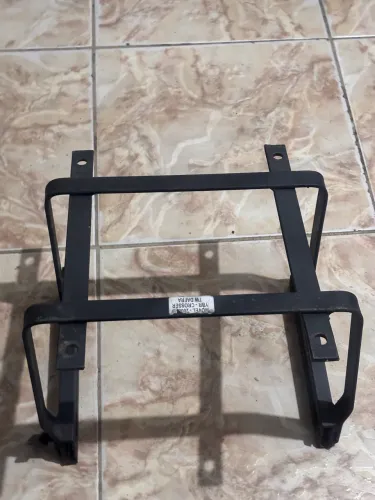 Suporte para baú , universal , praticamente novo , pouco usado 