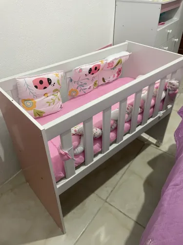 Vendo mini berço feminino branco com rosa com colchão
