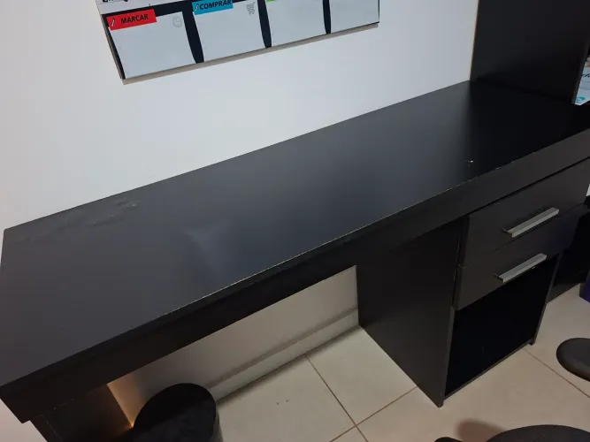 Escrivaninha preta fosca com 2 gavetas.