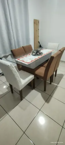 Mesa de vidro com 5 cadeiras estofadas - R$ 500