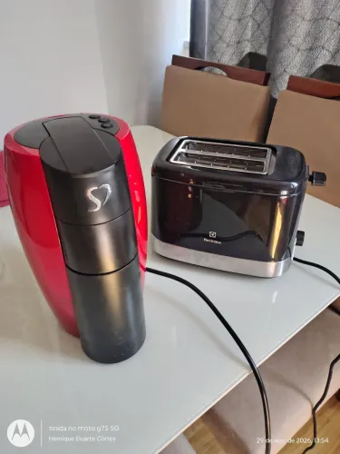 Cafeteira de café expresso e Torradeira Eletrolux seminovos.