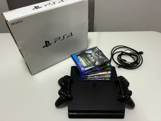 PlayStation 4 slim - 2 controles