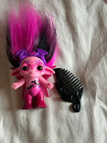 Vampula da linha the zelfs da moose toys.