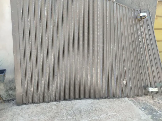VENDO UMA PORTA DE AÇO SEME NOVA 