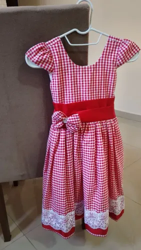 Vestido xadrez forrado com tule impecável, veste 6 a 8 anos. Cada R$ 220,00