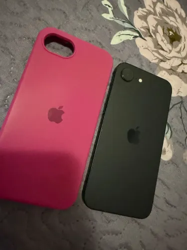 Vendo iPhone 16e 128g na garantia Apple com nota fiscal , carregador. Valor 2.300$