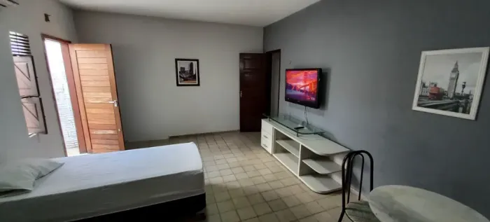 Apartamento com suíte com ar condicionado, sala/quarto e cozinha compacta