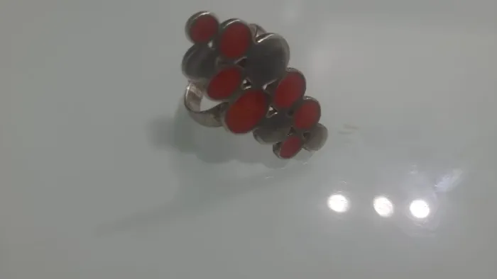 Anel em prata com 11 pedras em vermelho e preto