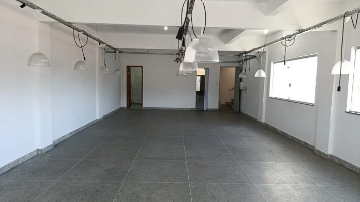 Alugo, andar inteiro de aproximadamente 80 m² com banheiro privativo e vagas de garagem ro