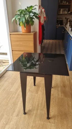 Mesa Tokstok, vidro e metal.