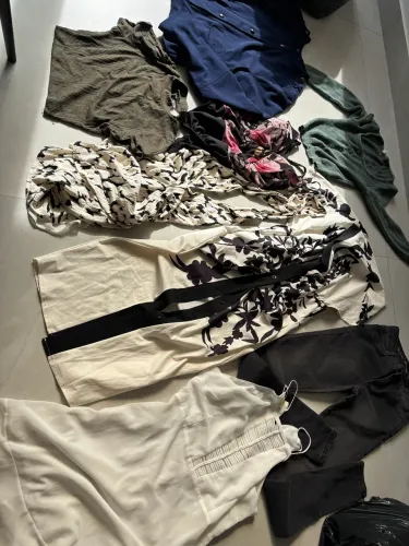 Lote para bazar :roupas ,bolsas ,cintos e sapatos 