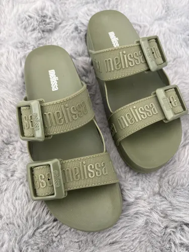 Chinelo Melissa Cozzy Verde Militar