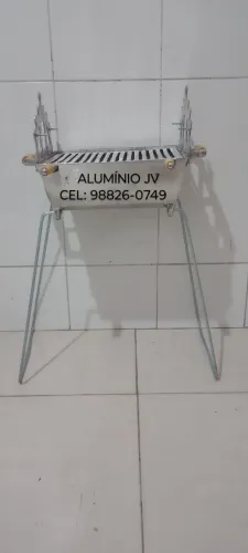 CHURRASQUEIRA GRANDE DE ALUMÍNIO COMPLETO COM SUPORTE LATERAL PARA ESPETO 
