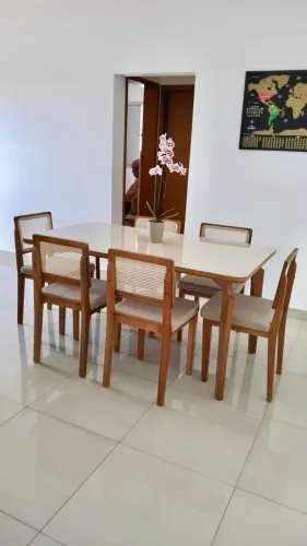 Mesa de jantar com 6 cadeiras em madeira - excelente estado