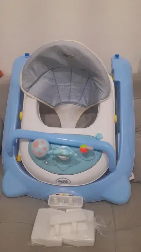 Vende-se andadeira azul e um bebê conforto ótimo preço os dois por 250,00